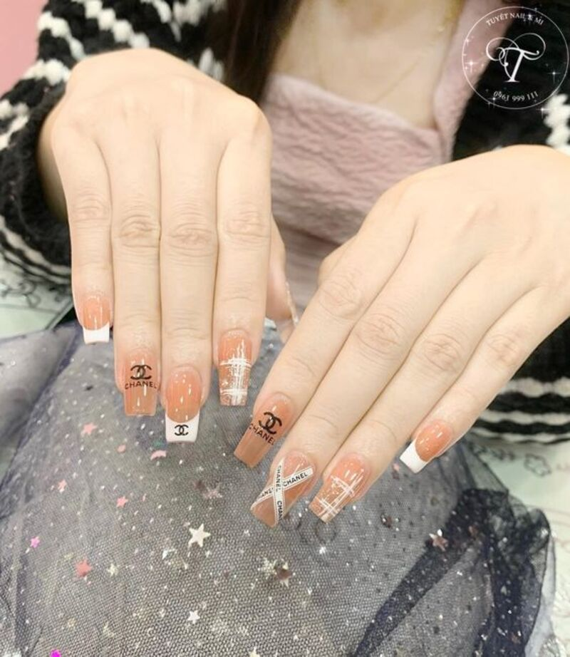 Elegant chanel-inspired nail designs — design 53