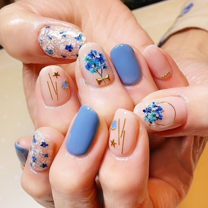 Gợi ý mẫu nail họa tiết bông hoa cuốn hút dành cho các bữa tiệc