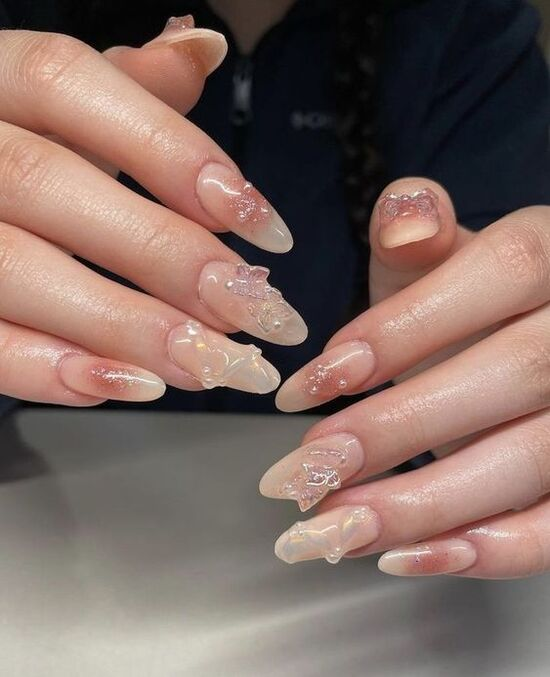 Một trong những kiểu nail nổi bật là nail bài , những đường nét tinh tế và độc đáo tạo ra một diện mạo mới lạ cho đôi bàn tay.