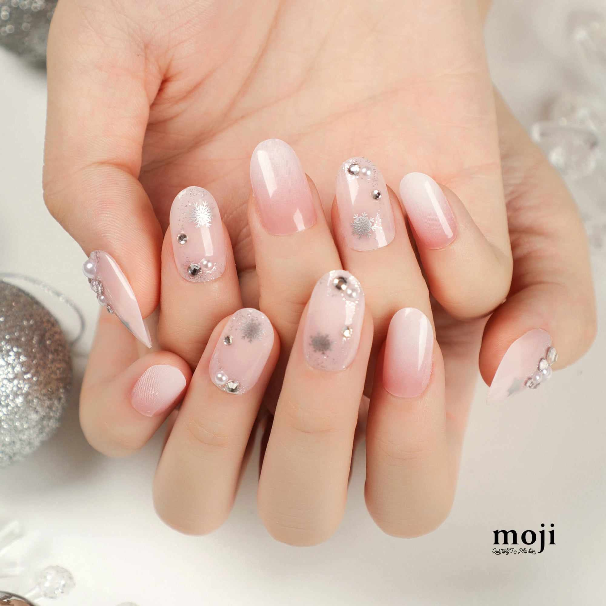 Thời trang và đẳng cấp với bộ nail đính ngọc trai này! 💖✨