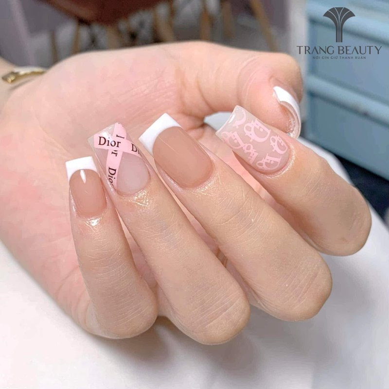Bạn sẽ cảm nhận ngay sức hút lôi cuốn của những mẫu nail Dior, từ sự tinh tế đến vẻ sang trọng đẳng cấp