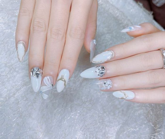 Stands out with white and blue stone tones