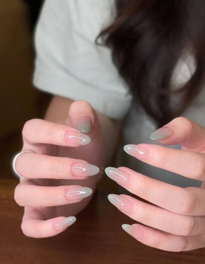 Natural jelly nail design flatters the hand shape