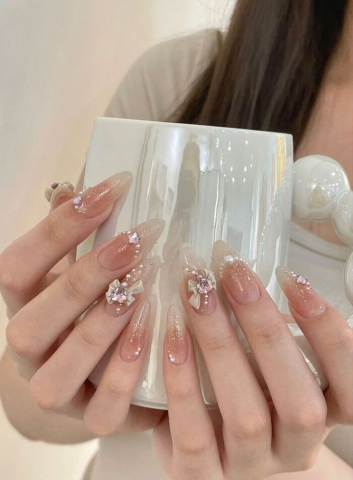 Beautiful pink nail design with beautiful motifs