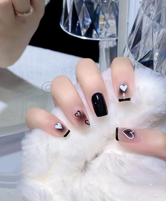 Đen là màu nail xinh tôn da ngăm nhất định phải chọn trong mùa đông