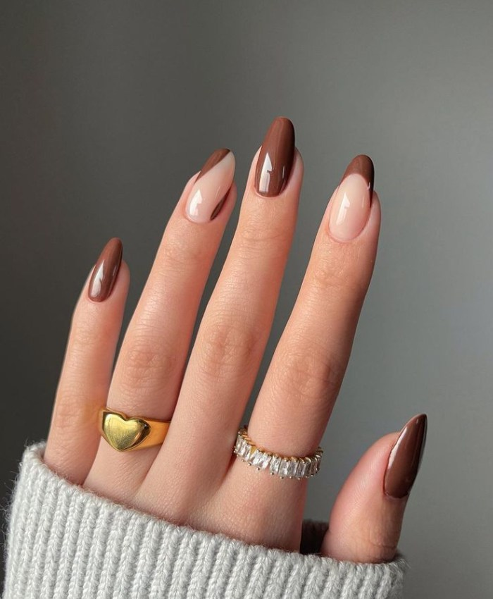 Nail nâu đất phối màu đơn giản và tinh tế tôn da ngăm