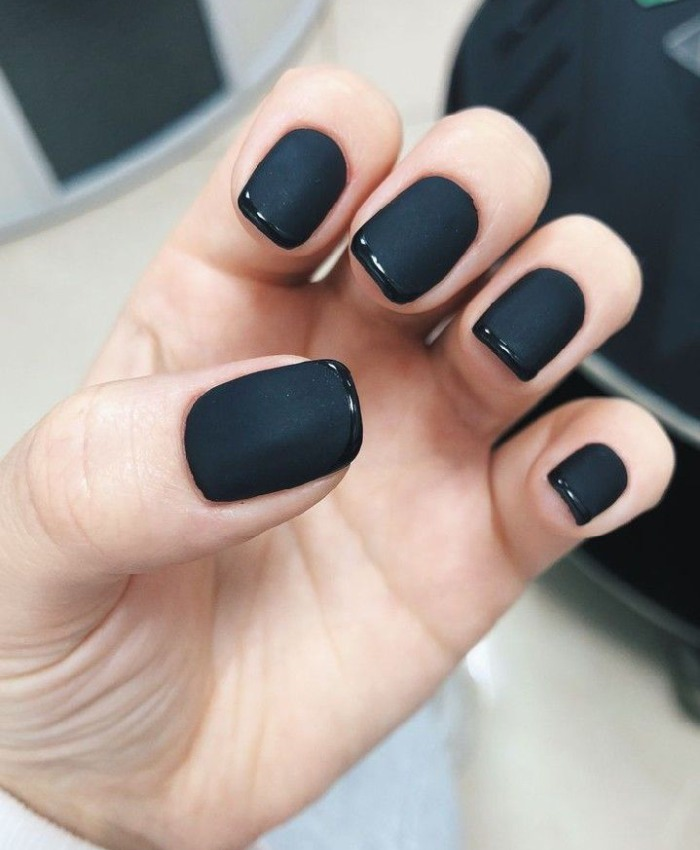Đen acrylic phủ bóng đầu là màu nail hợp với da ngăm không bao giờ hết hot