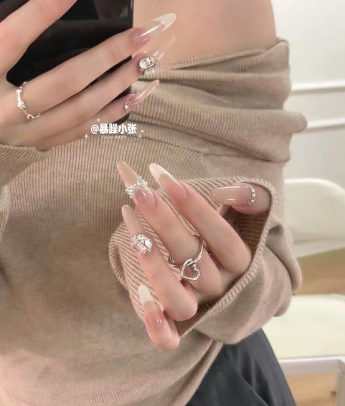 Móng tay nhọn tròn đẹp đính đá