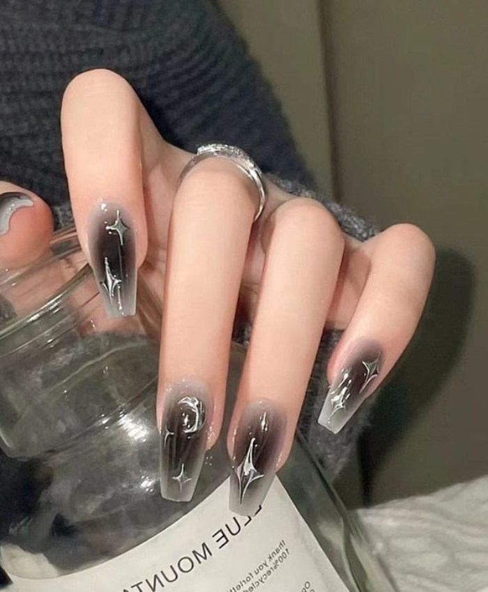 Ombre đen độc đáo trang trí trăng sao bí ẩn cô nàng da ngăm nên chọn