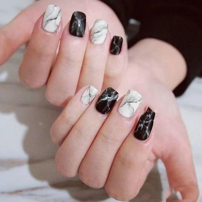 Nail designs do not need elaborate patterns to still make her beautiful
