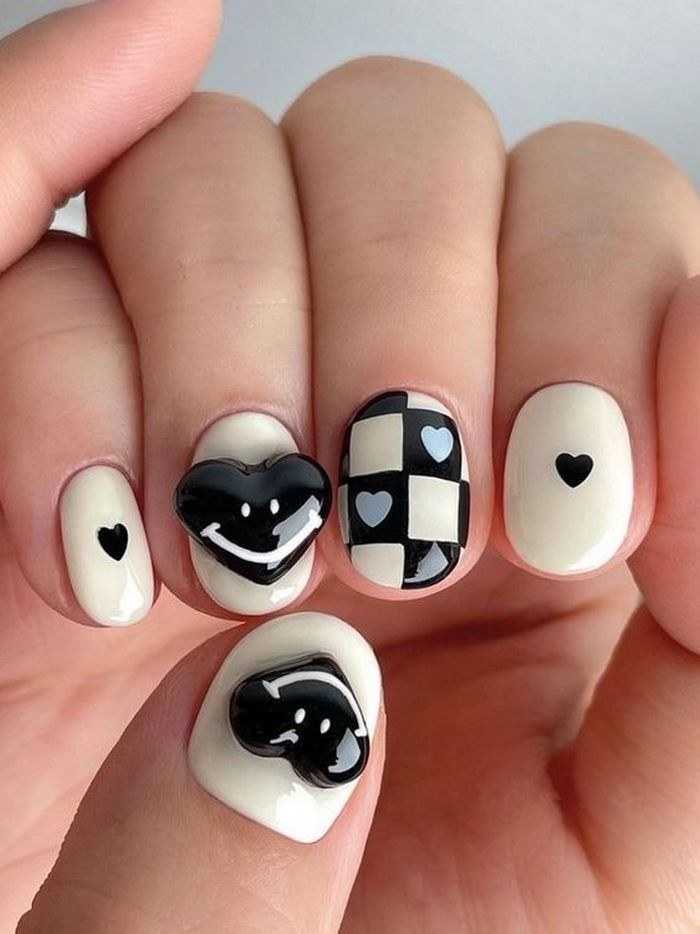 Nails combine many charming designs for her to choose from