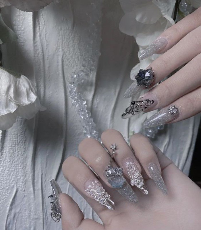 Nail màu bạc lấp lánh sang trọng form dài tròn nhọn