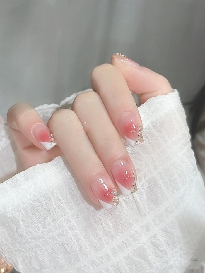 Simple, sophisticated nail polish, suitable for short forms