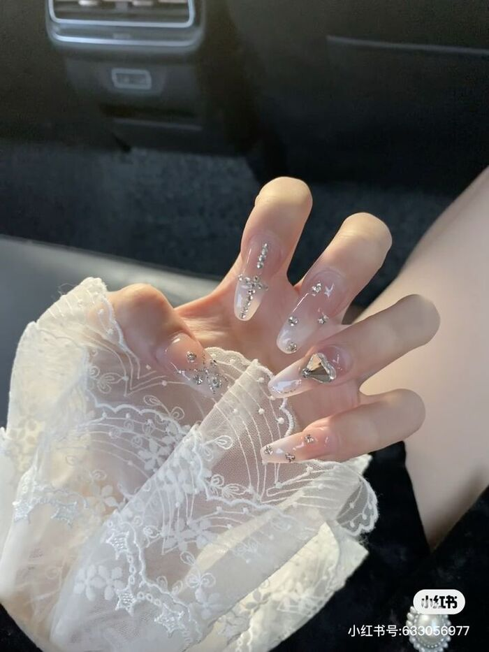 Natural color nail set with beautiful stones