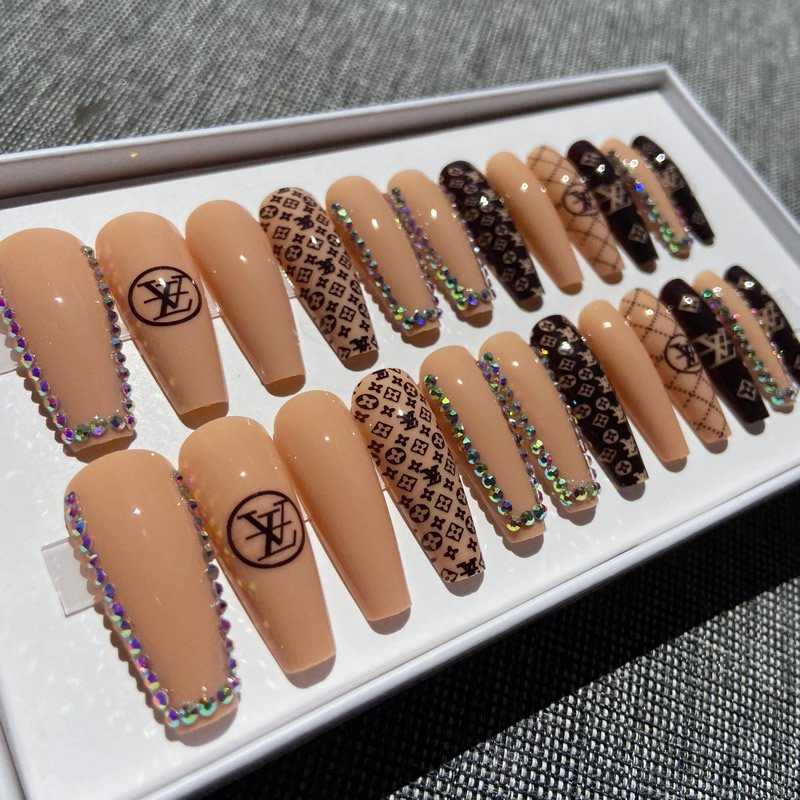 Đắm chìm trong sự sang trọng và đẳng cấp với các mẫu Nail LV