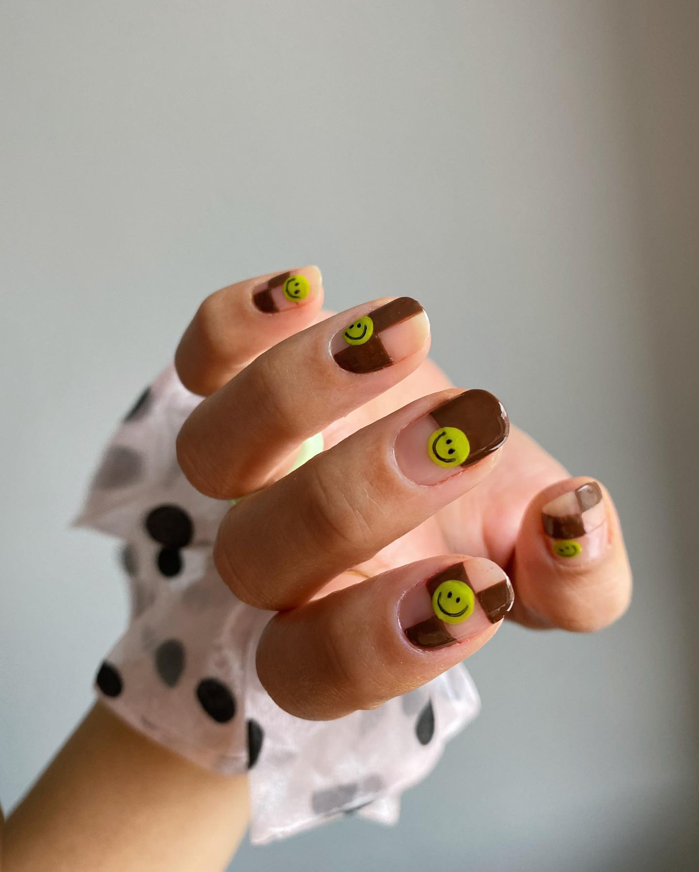 Share joy and positivity through every move with the nail smiley face, a design that represents optimism and dynamism