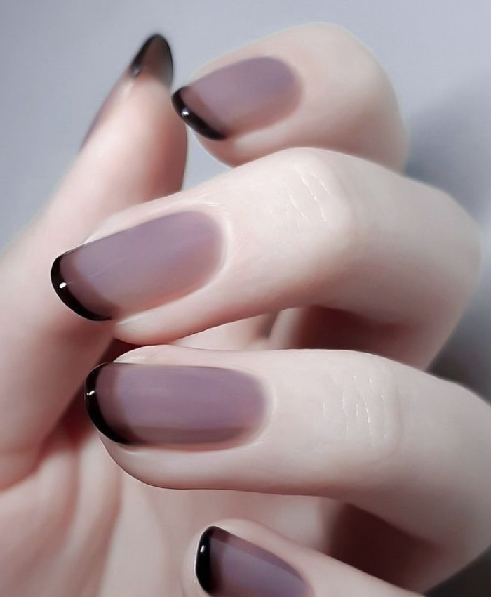 Nail tím phủ đầu bằng màu đen đơn giản nhưng nổi bật