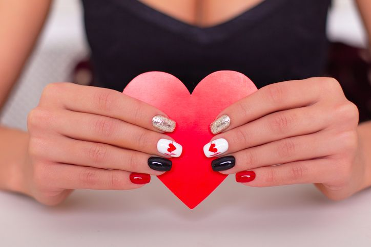 Romantic valentine nail designs with heart motifs — design 12