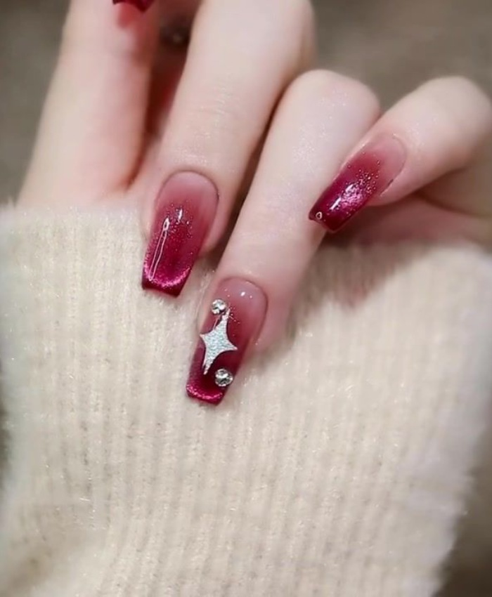 Mẫu nail đỏ ombre đính đá lung linh cho nàng da ngăm