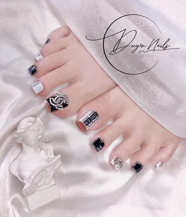 Elegant chanel-inspired nail designs — design 33