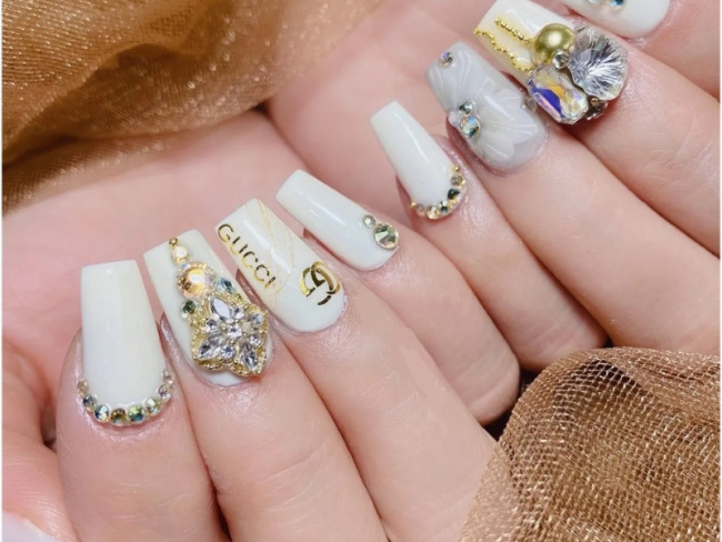 Luxury gucci-inspired nail designs — design 38