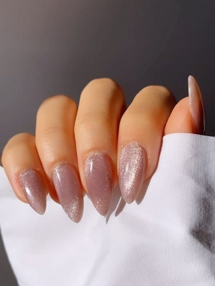 Cat-eye hand model with sharp claws