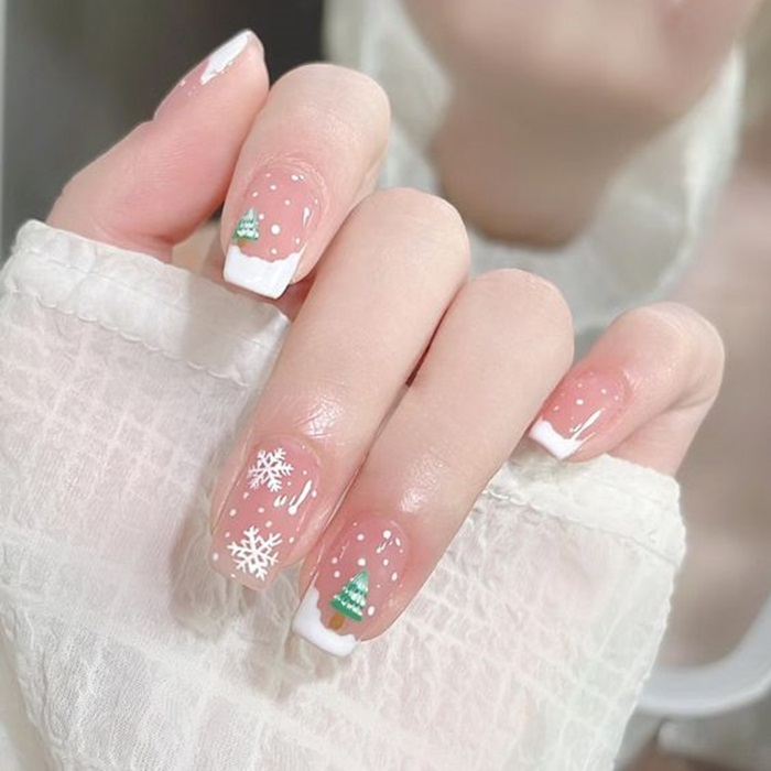 Nail hoa tuyết là gợi ý rất phù hợp dành cho dịp lễ Noel mỗi năm