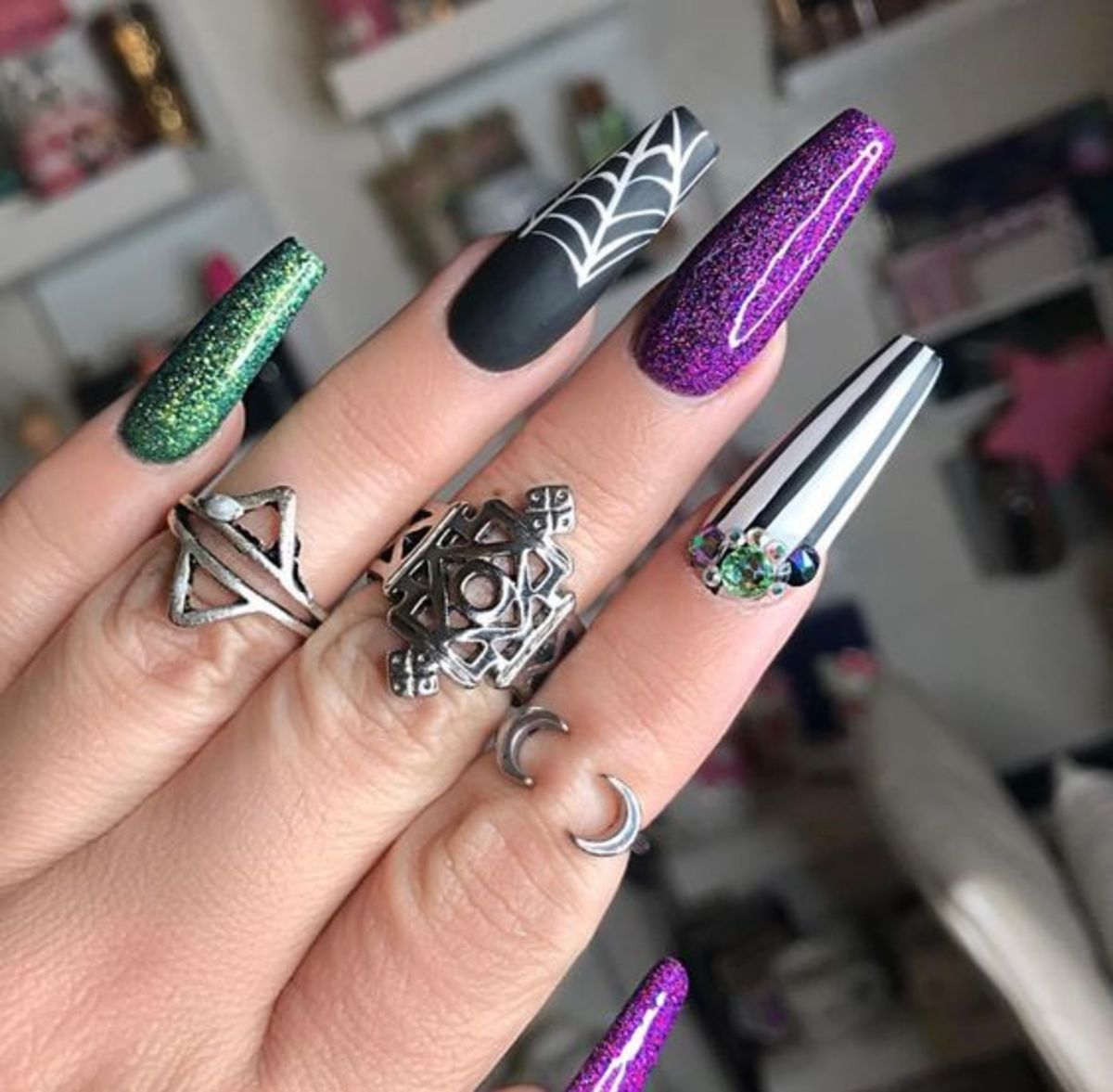 Join us to explore colorful Halloween nail designs, turning each finger into a fashion statement