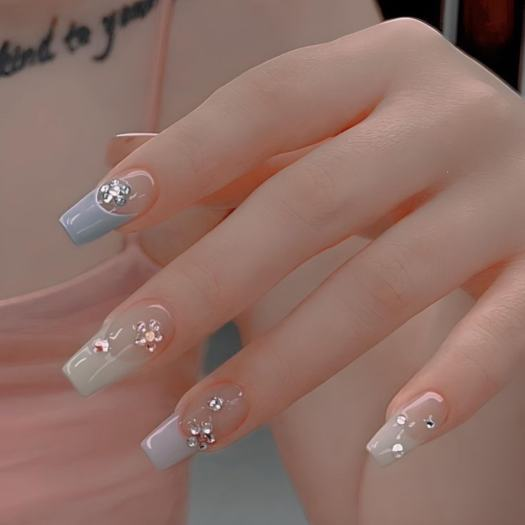 Tạo ra sự ấn tượng mạnh mẽ với những mẫu móng Dior, là điểm nhấn không thể thiếu cho mỗi bộ trang phục của bạn
