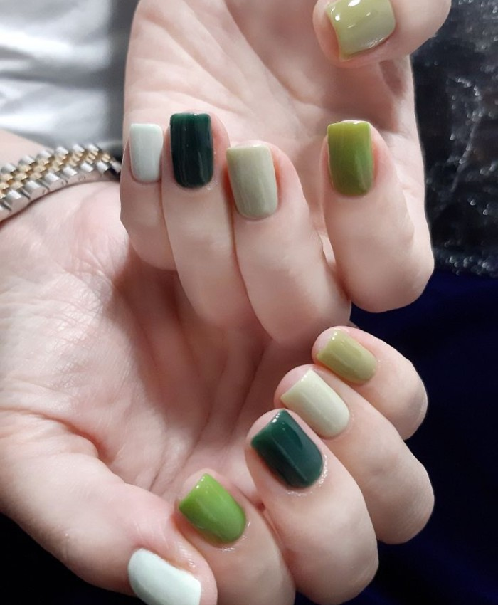 Nail xanh đậm nhạt phối trắng tối giản sáng da