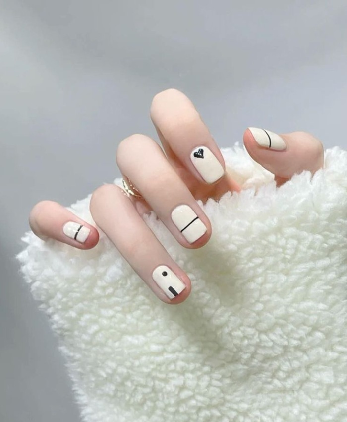 Nail trắng nhẹ nhàng trang trí hoạ tiết đen tối giản