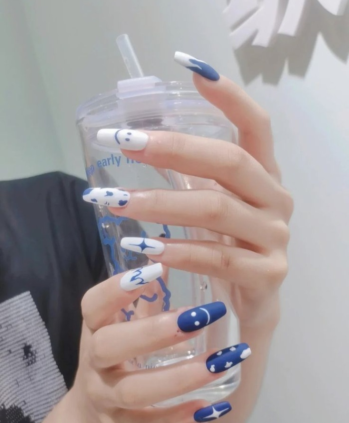 Mẫu nail xanh trắng dài vẽ hình cầu kỳ cho cô nàng cá tính