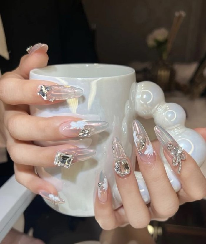 Mẫu nail trắng trong đính đá lấp lánh