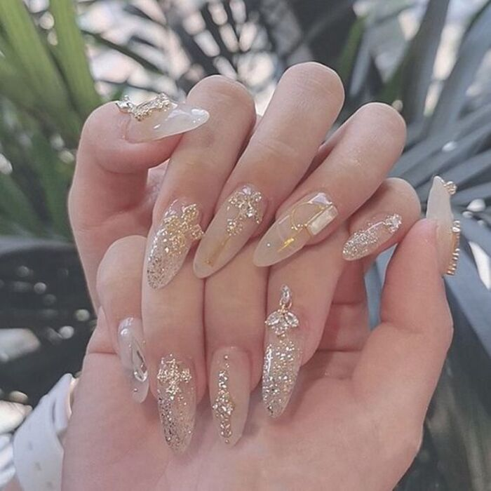 New nail design for brides 2024, pointed form with glitter