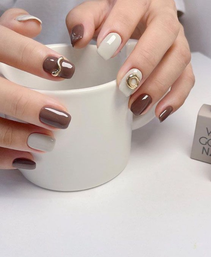 Nail trắng phối nâu đính đá vàng lung linh