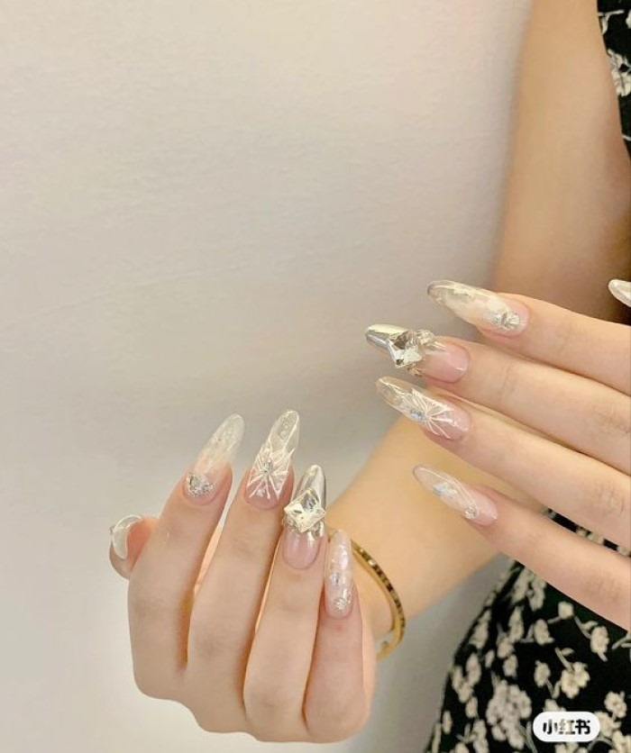 Nail màu trắng tròn nhọn màu trong đính đá sang chảnh