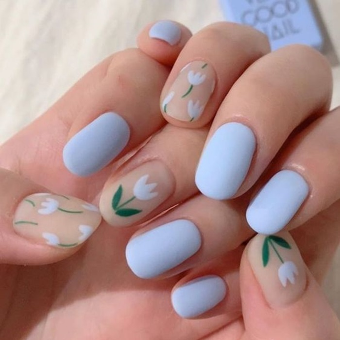 Móng tay vẽ hoa tulip tone màu trắng và cam sữa giúp nâng tone da cho nàng