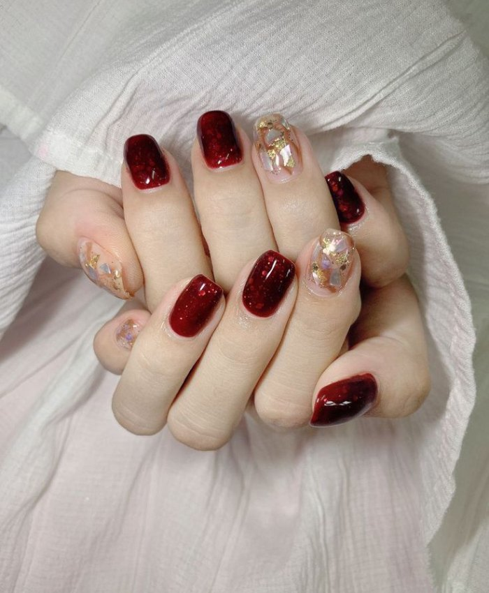 Nail đỏ phối đá vàng giúp tôn da trắng hồng hiệu quả