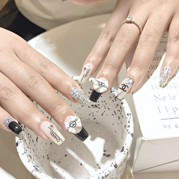 Elegant chanel-inspired nail designs — design 74