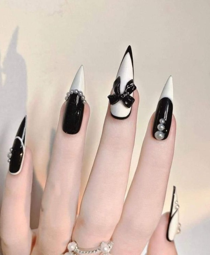 Đen và trắng là hai màu nail tương phản có tác dụng tôn da
