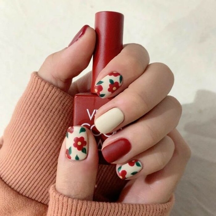 Bên cạnh những mẫu nail thạch, kiểu sơn lì họa tiết hoa rực rỡ cũng là một lựa chọn không bị lỗi mốt