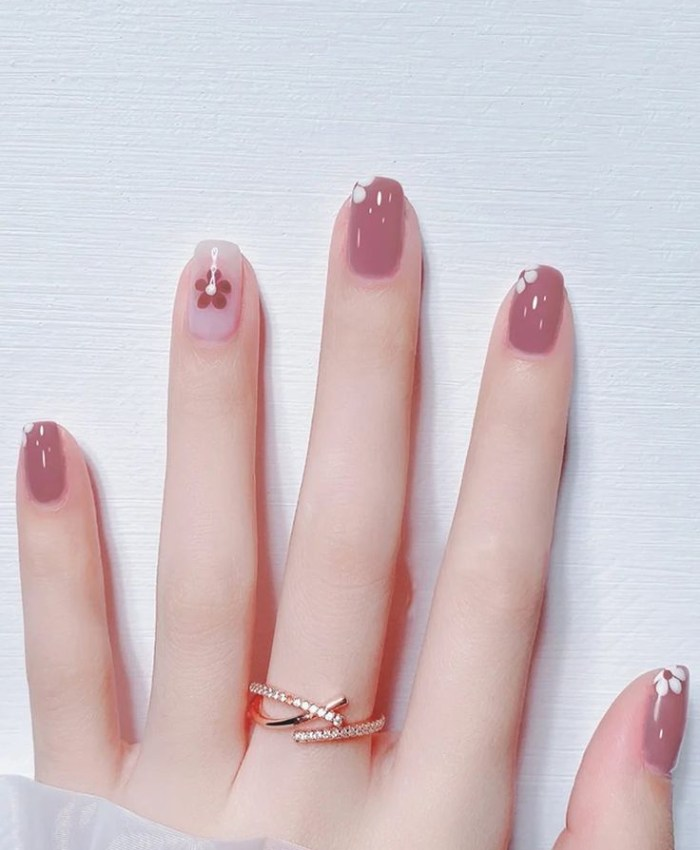 Nail hồng mắm ruốc kết hợp hoa trắng nhỏ nữ tính dịu dàng