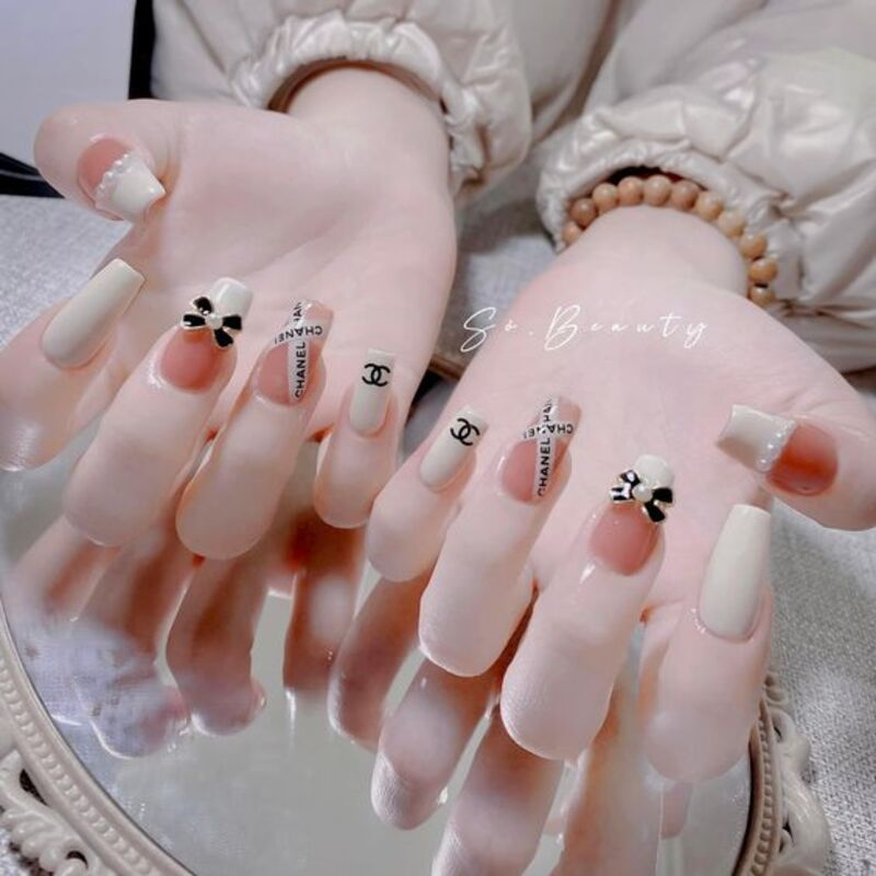 Elegant chanel-inspired nail designs — design 24