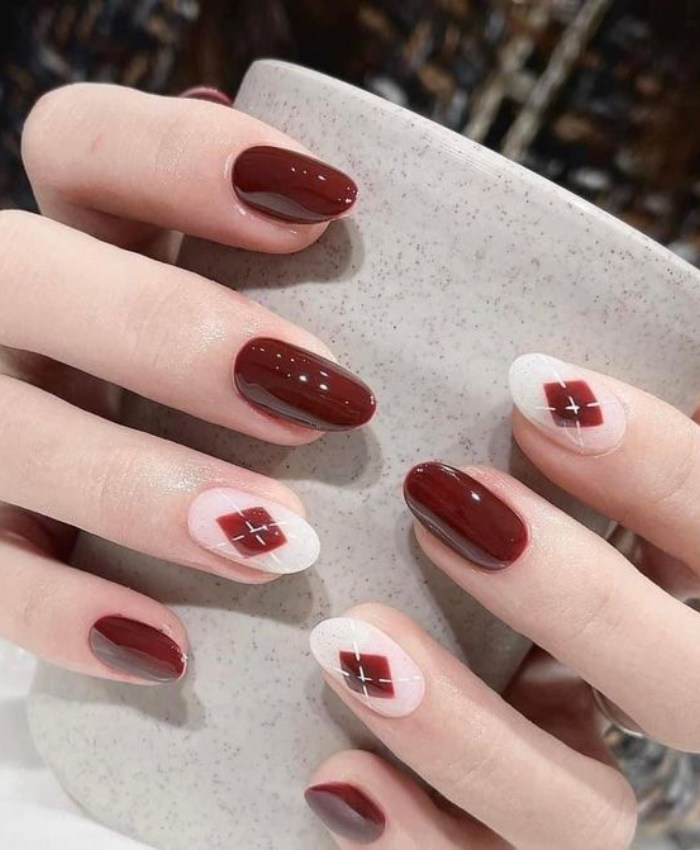 Mẫu nail đỏ trắng trang trí hình học quyến rũ tôn da