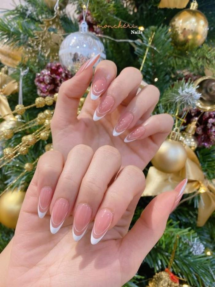 Long, round, pointed nail shape in natural color
