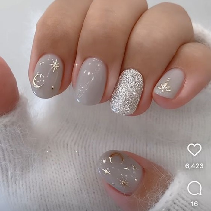 Mẫu nail hoa tiết tone màu lạnh kết hợp cùng bột kim tuyến tăng hiệu ứng lấp lánh cho đôi tay