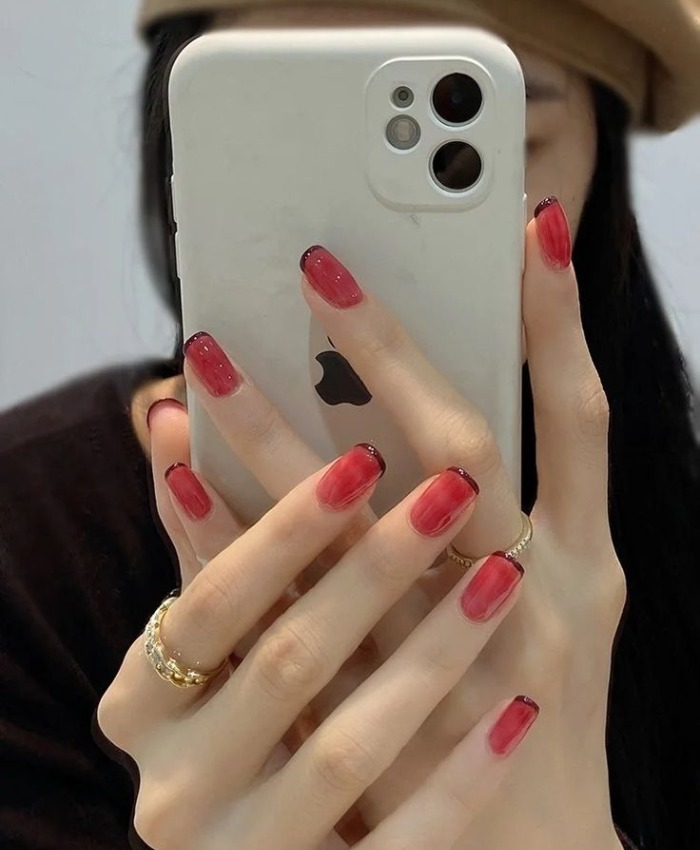 Nail đỏ tươi kẻ viền đỏ rượu vang dành cho cô nàng yêu sự đơn giản