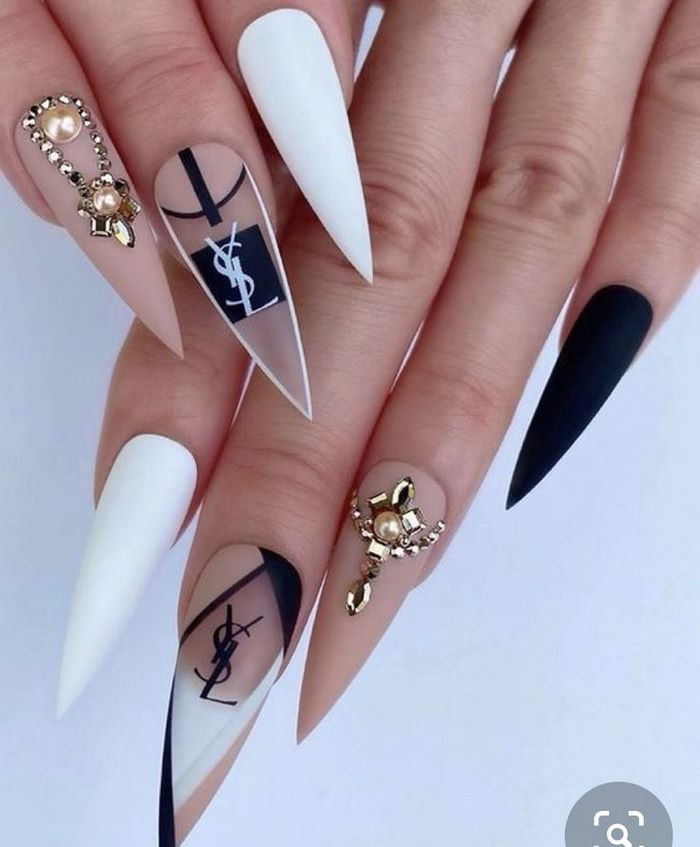 Pointed nails are both simple and a hot hit