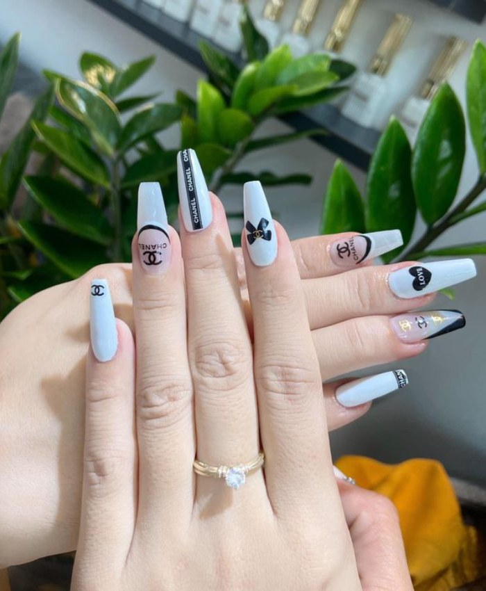 Trắng điểm tô đen là mẫu nail da ngăm rất được ưa chuộng