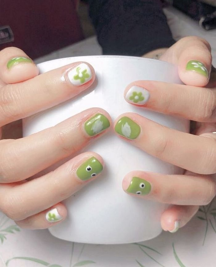 かわいい模様のショートフォームアボカドグリーンネイル